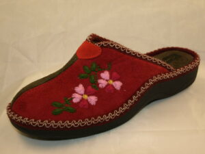 chausson rouge à motifs floraux